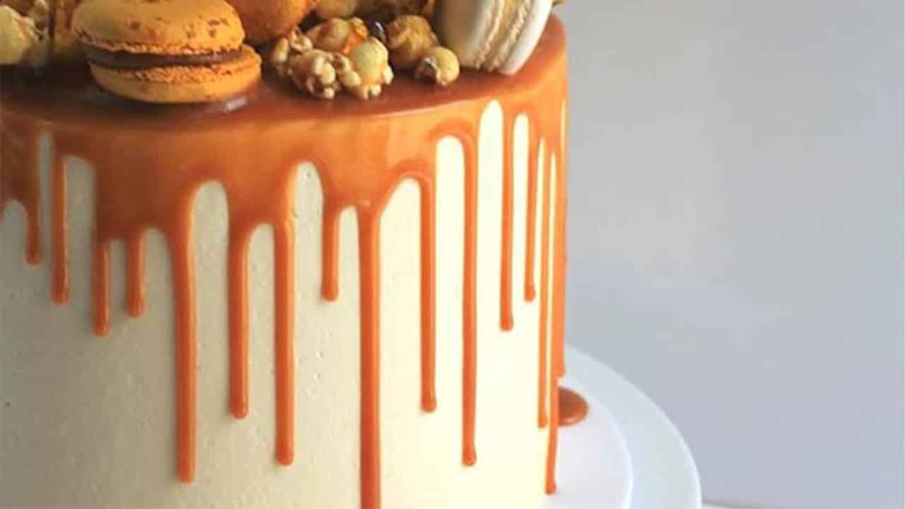 Comment bien lisser ses layer cakes ?  Crème pour gateau, Recette cake  design, Recette wedding cake