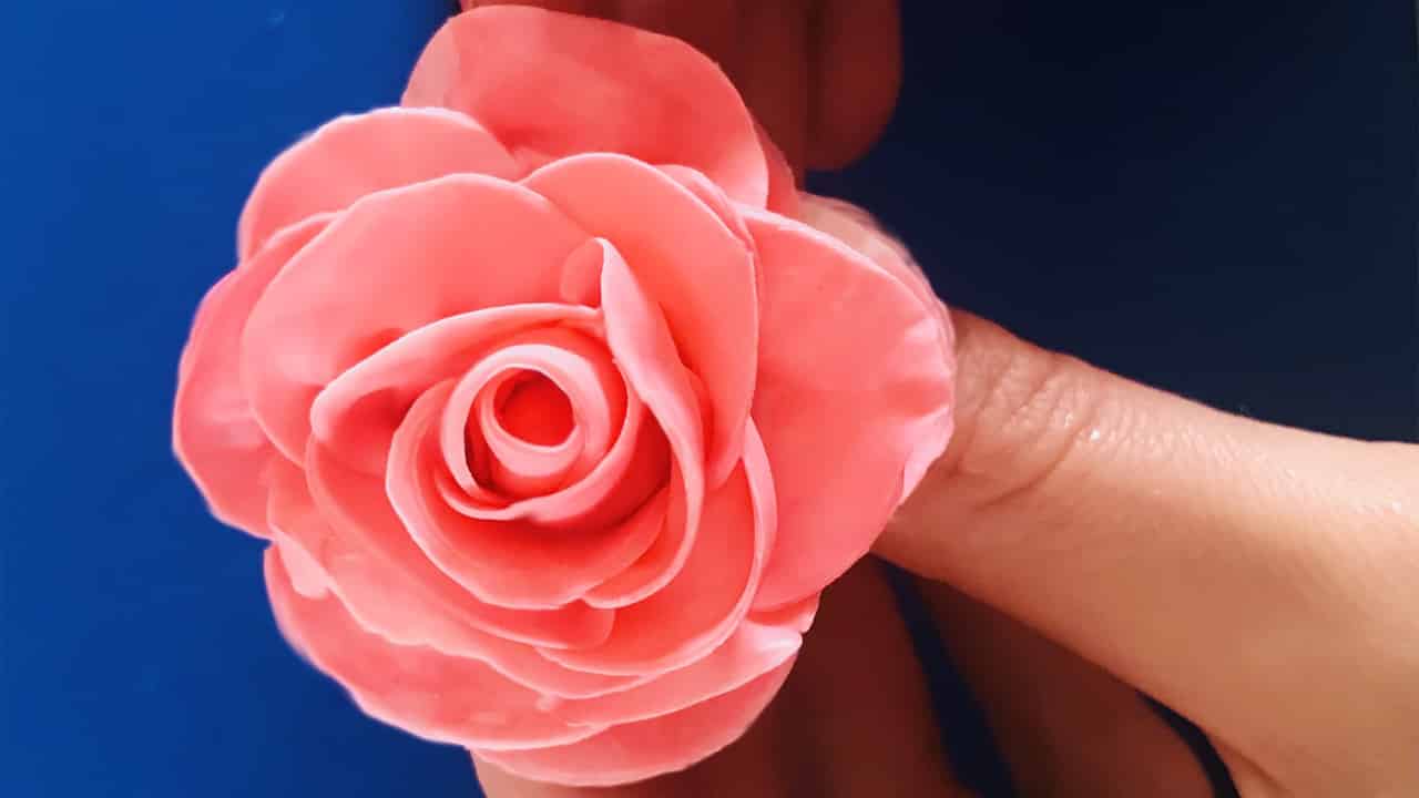 Rose en pâte à fleur facile à réaliser - Tutoriel vidéo